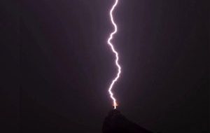 لحظه باورنکردنی اصابت صاعقه به مجسمه مشهور مسیح + فیلم لحظه باورنکردنی اصابت صاعقه به مجسمه مشهور مسیح + فیلم