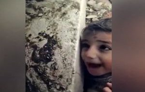 لحظه عجیب غم و شادی؛ آب دادن به کودکی که نیمی از بدنش زیرآوار بود + فیلم لحظه عجیب غم و شادی؛ آب دادن به کودکی که نیمی از بدنش زیرآوار بود + فیلم