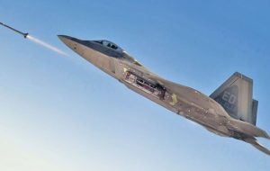 موشکی که اف ۲۲ آمریکایی به بالون چینی شلیک کرد / عکس