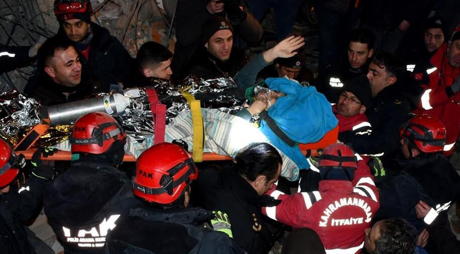 نجات معجزه آسای مادر و دختر ۹۲ ساعت پس از زلزله + عکس