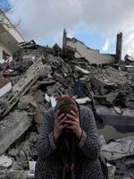 وداع تلخ یک خانواده ترکیه ای از زیر آوار + فیلم وداع تلخ یک خانواده ترکیه ای از زیر آوار + فیلم