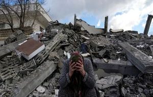 وداع تلخ یک خانواده ترکیه ای از زیر آوار + فیلم وداع تلخ یک خانواده ترکیه ای از زیر آوار + فیلم