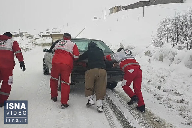 ویدیو / امداد رسانی و بازگشایی راه چند روستا در  برف ۸۰ سانتیمتری مریوان