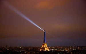 پاریس برج ایفل را به رنگ پرچم اوکراین روشن کرد