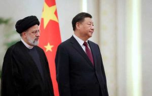 چین و ایران خواستار لغو تحریم‌های ایران شدند.  شی برای بازدید