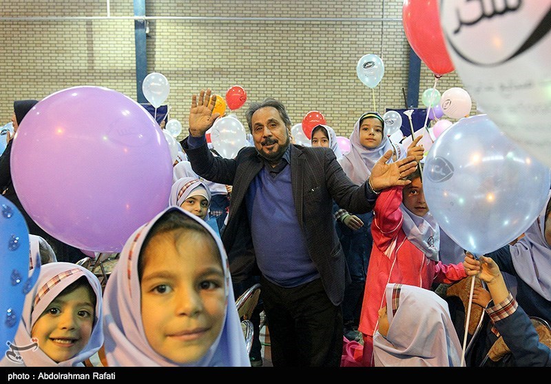 مجید قناد و تئاتری‌ها برای کودکان خوی هدیه جمع می‌کنند