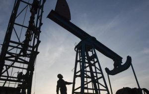 کاهش قیمت نفت به دلیل افزایش نرخ ها و کندی روند بهبود تقاضا در چین