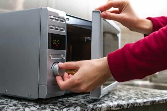 کدام ظروف پلاستیکی را می توان داخل مایکروویو گذاشت؟