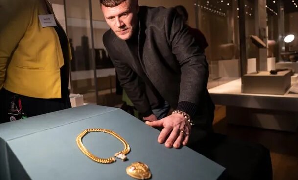 کشف گردنبندی طلا توسط یک جوینده گنج