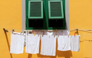 کمک به بهداشت فردی با خشک کردن لباس روی بند رخت کمک به بهداشت فردی با خشک کردن لباس روی بند رخت