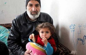 کودک نوپای سوری از زلزله جان سالم به در برد، اما مادر و خواهر و برادرش جان باختند