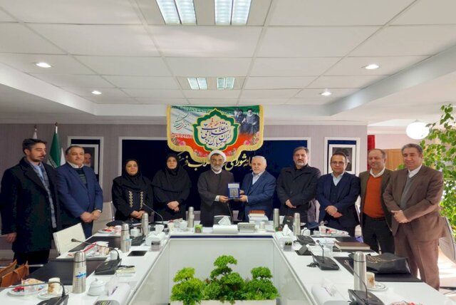 گردشگری را از ترسِ نفوذ بیگانه محدود نکنید