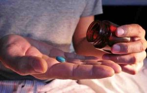 ۹۹ درصد داروها در داخل کشور تولید می‌شوند/ کمبودهای دارویی مرتفع شده است