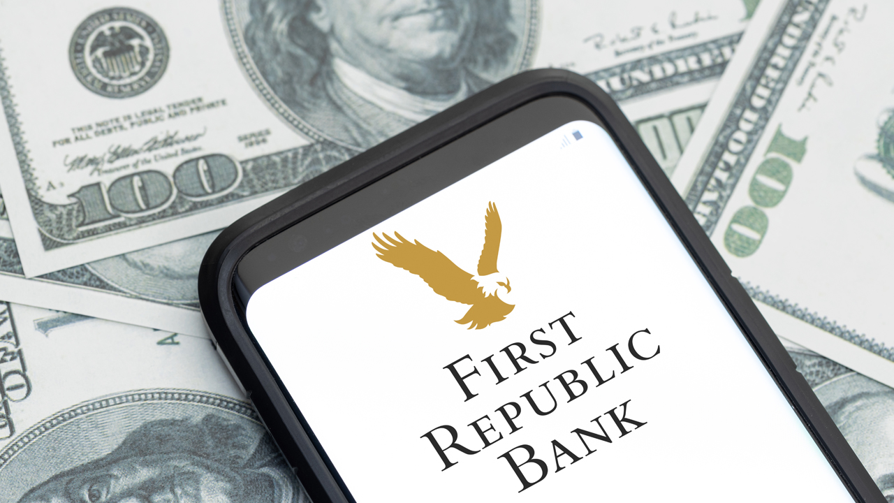 خروجی‌ها و نگرانی‌های بانک‌های ایالات متحده افزایش یافت: 11 بانک کمک مالی اولین بانک جمهوری‌خواه از سقوط کرد