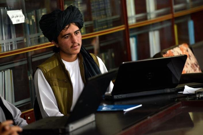 توئیتر و اینترنت پرسرعت تکراری و اعتیادآور شده/ وقت برای جهاد نیست/ حرف زدن با زنان هم سخت!