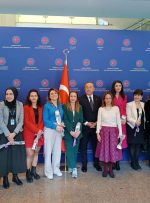 هدیه وزیر خارجه ترکیه به خبرنگاران زن + عکس