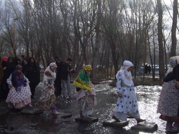 در این آیین آب را با قیچی می‌برند!