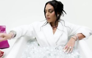 عکس| حجاب عجیب جورجینا با روسری