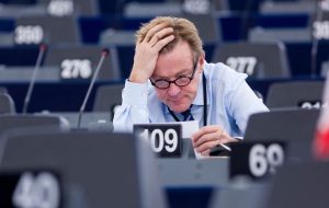 وزیر دارایی سابق بلژیک خواستار ممنوعیت کریپتو در پی بحران بانکی شد