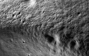 عکس جدید دوربین ناسا از دهانه تاریک ماه عکس جدید دوربین ناسا از دهانه تاریک ماه