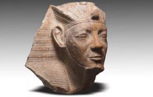 کشف مجسمه فرعون در معبد خورشید