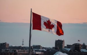 کوین بیس قصد دارد در کانادا بماند.  بایننس ممکن است در میان تغییرات نظارتی آماده خروج شود