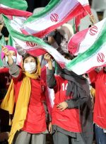 خبرآنلاین – عکس | ژست جالب یک دختر جوان در بازی ایران و کنیا