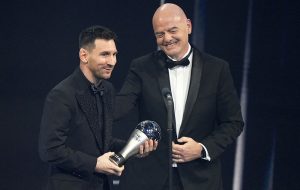 استقبال پرشور و عجیب از مسی مقابل رستوران! استقبال پرشور و عجیب از مسی مقابل رستوران!