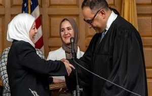 اولین قاضی محجبه در آمریکا سوگند یاد کرد + فیلم