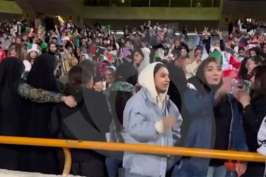 ببینید | هدیه خاص رامین رضاییان به زنان تماشاگر بازی تیم ملی