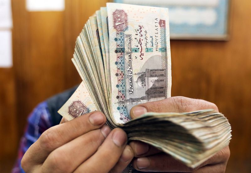 تحلیل-فشار بر مصر بیشتر می شود تا ارزش پول را بیشتر کاهش دهد
