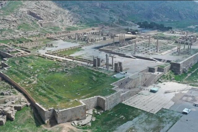 تخت جمشید در بهار