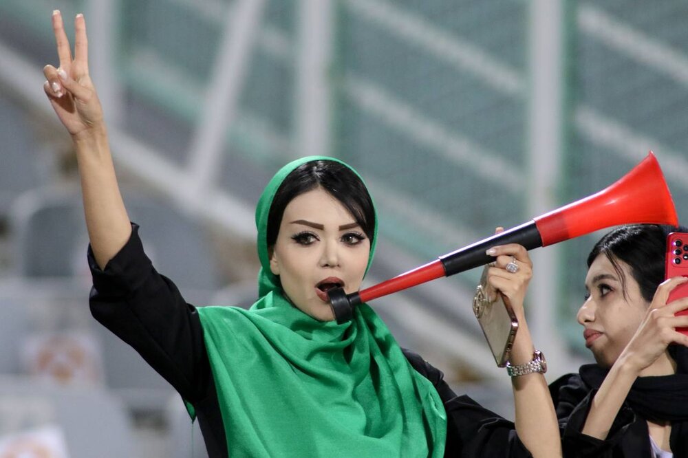 عکس | ژست جالب یک دختر جوان در بازی ایران و کنیا