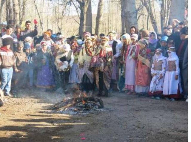 در این آیین آب را با قیچی می‌برند!