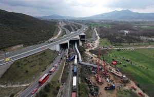 ساعاتی پس از تصادف مرگبار قطار، یونان از اشتباهی که رخ داده است عذاب می کشد