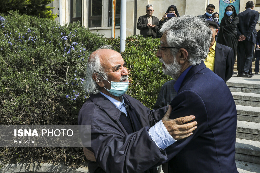 شفیعی‌کدکنی در آغوش حدادعادل در مراسم وداع/ عکس 