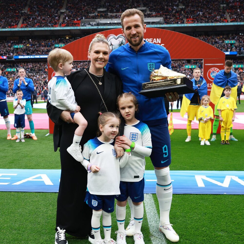 عکس | جشن کاپیتان تیم ملی انگلیس در کنار همسر و فرزندانش
