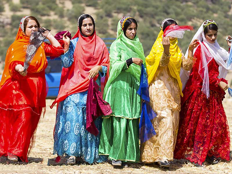 پوشش رنگین زنان جوان لر 