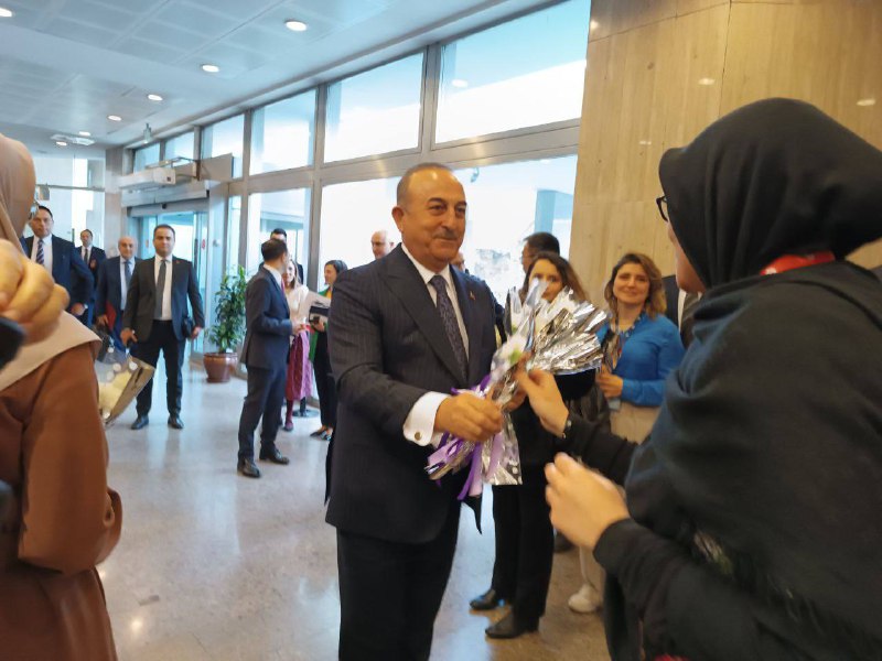 هدیه وزیر خارجه ترکیه به خبرنگاران زن + عکس