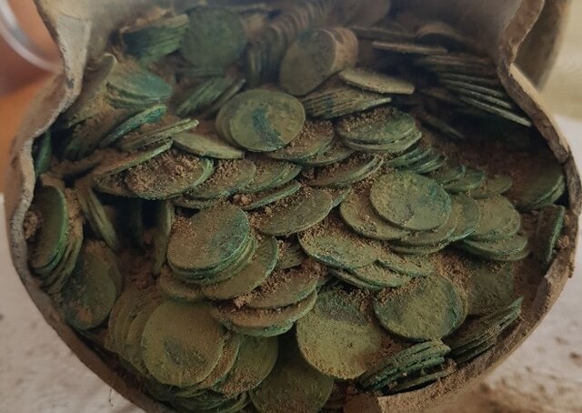 کشف اتفاقی ۱۰۰۰ سکه در مزرعه