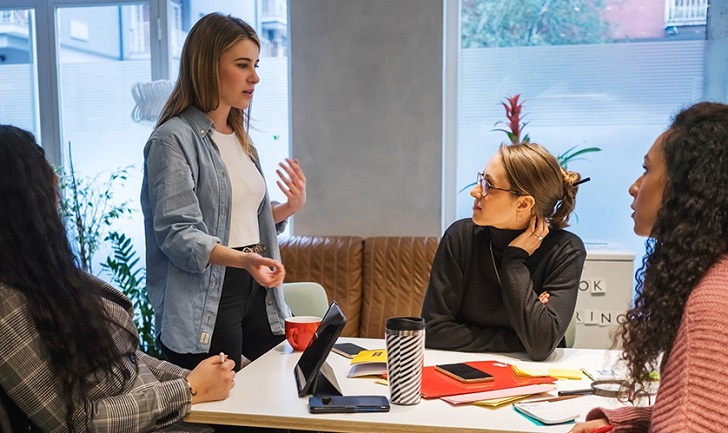 پریود خانم ها با یکدیگر هماهنگ می شود