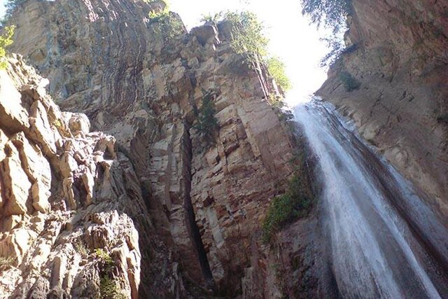 زیبایی مسحورکننده آبشار «کبودوال»/ بازدید از بزرگ‌ترین آبشار خزه‌ای جهان را از دست ندهید