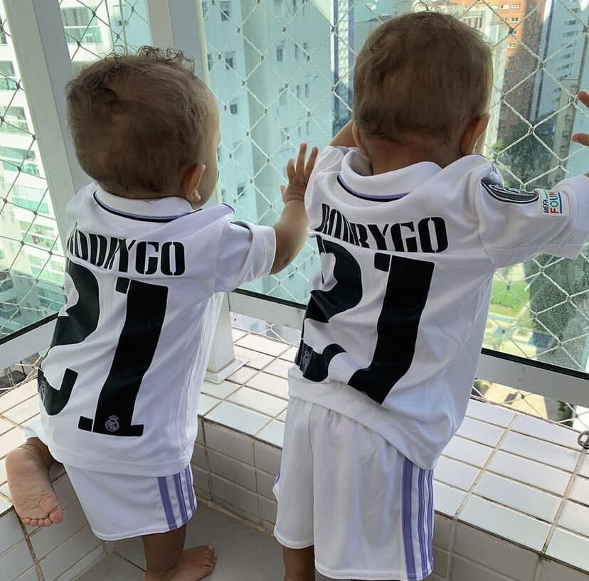 عکس | دوقلوهای بامزه ستاره برزیلی در لباس رئال مادرید