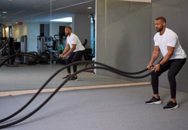 مردی در حال انجام حرکت موجی دوطرفه با بتل روپ