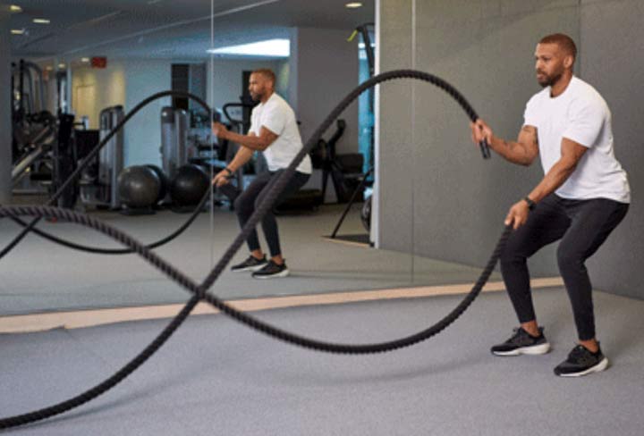 مردی در حال انجام حرکت موجی یک‌طرفه با بتل روپ