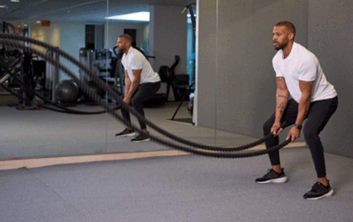 مردی در حال انجام حرکت ضربه با طناب بتل روپ