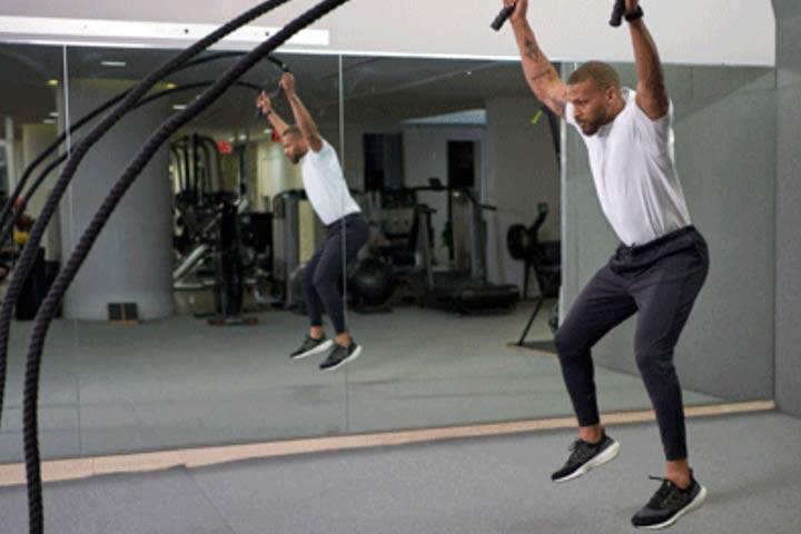 مردی در حال انجام حرکت ضربه با پرش 