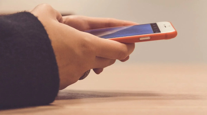 بیماری های عجیب - کهیر ناشی‌از تلفن همراه