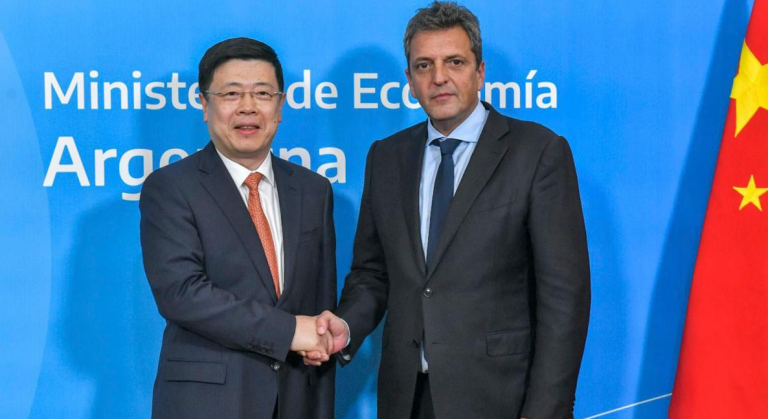 سرجیو ماسا وزیر اقتصاد آرژانتین و زو شیائولی سفیر چین در آرژانتین.  منبع: TELAM.