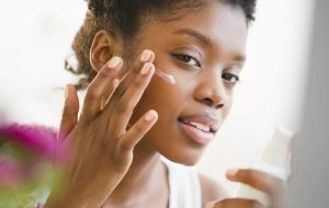 آیا ضدآفتاب خراب می‌شود؟ – چطور